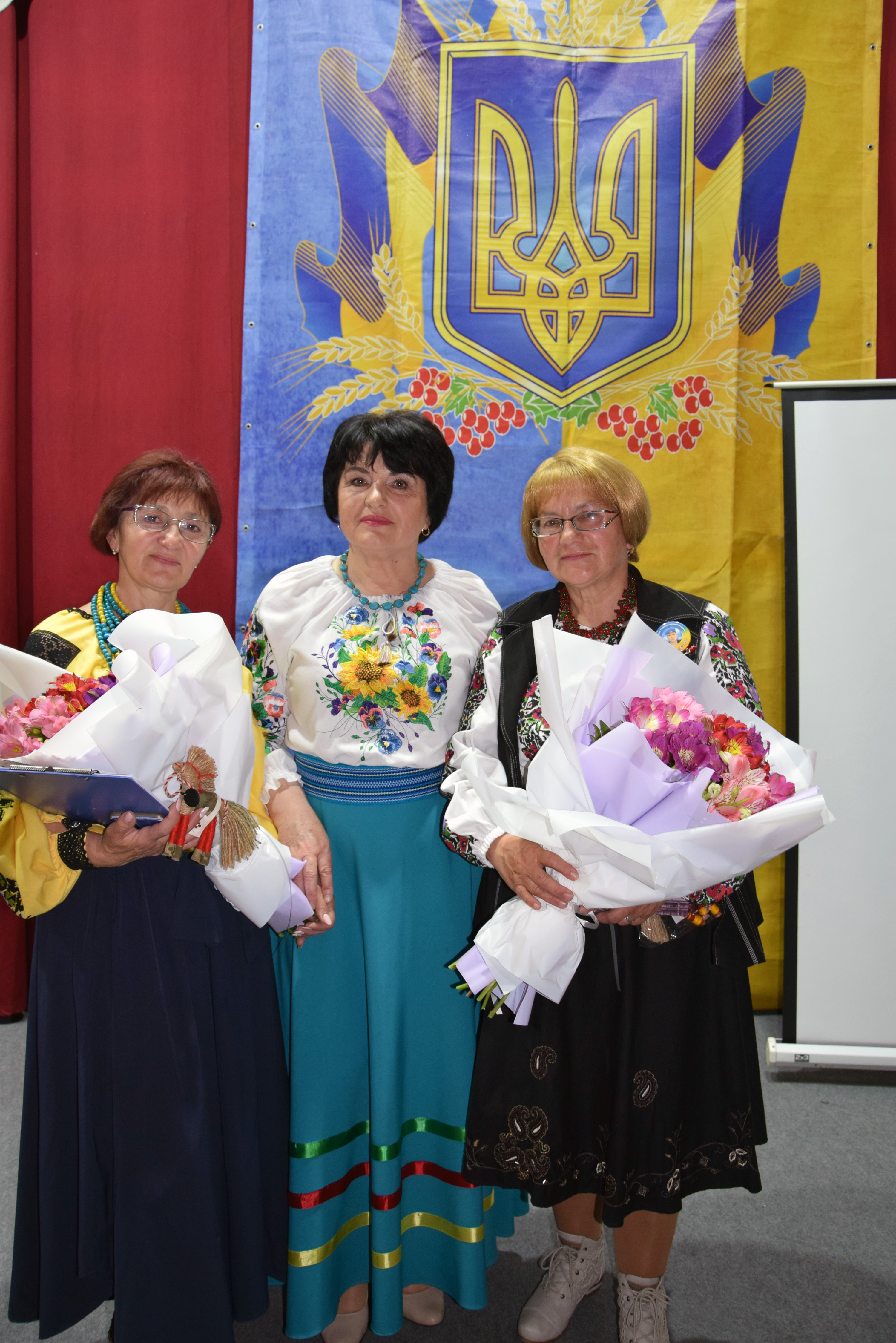 Ініціаторка та ведуча імпрези Галина Шот (у центрі) представляє матерів Героїв  (зліва направо) Наталію Марінкіну та Марію Вітишин. Фото автора